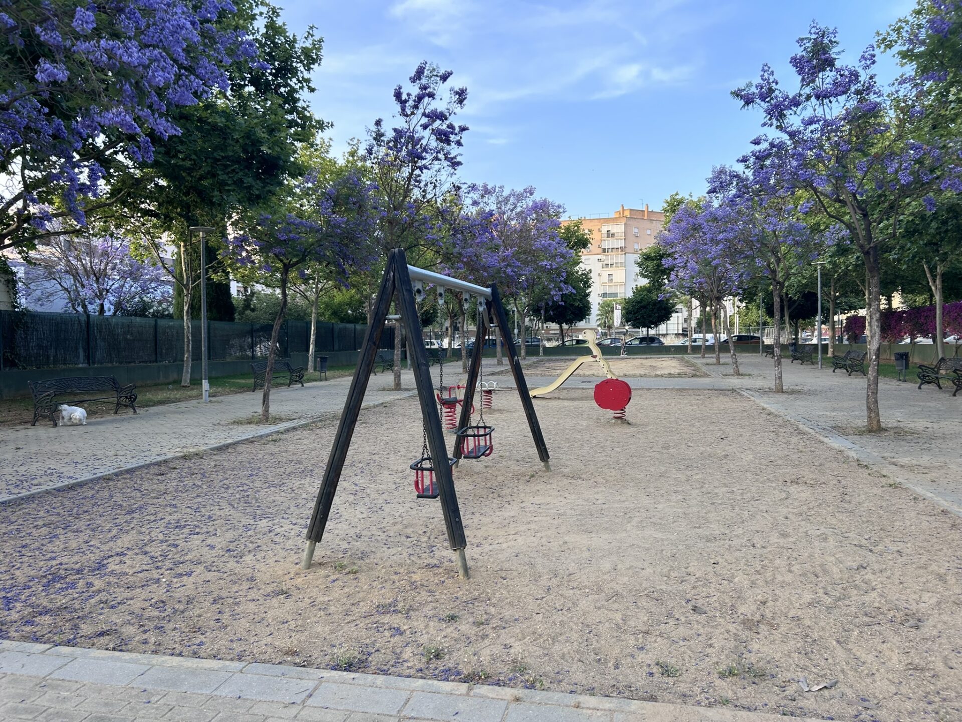 El Gobierno municipal crea un servicio pionero de renovación de sus parques infantiles con juegos inclusivos y accesibles