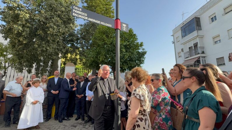 Dos Hermanas rinde homenaje al sacerdote Salvador Andrade con la rotulación de una calle junto a la Parroquia del Rocío