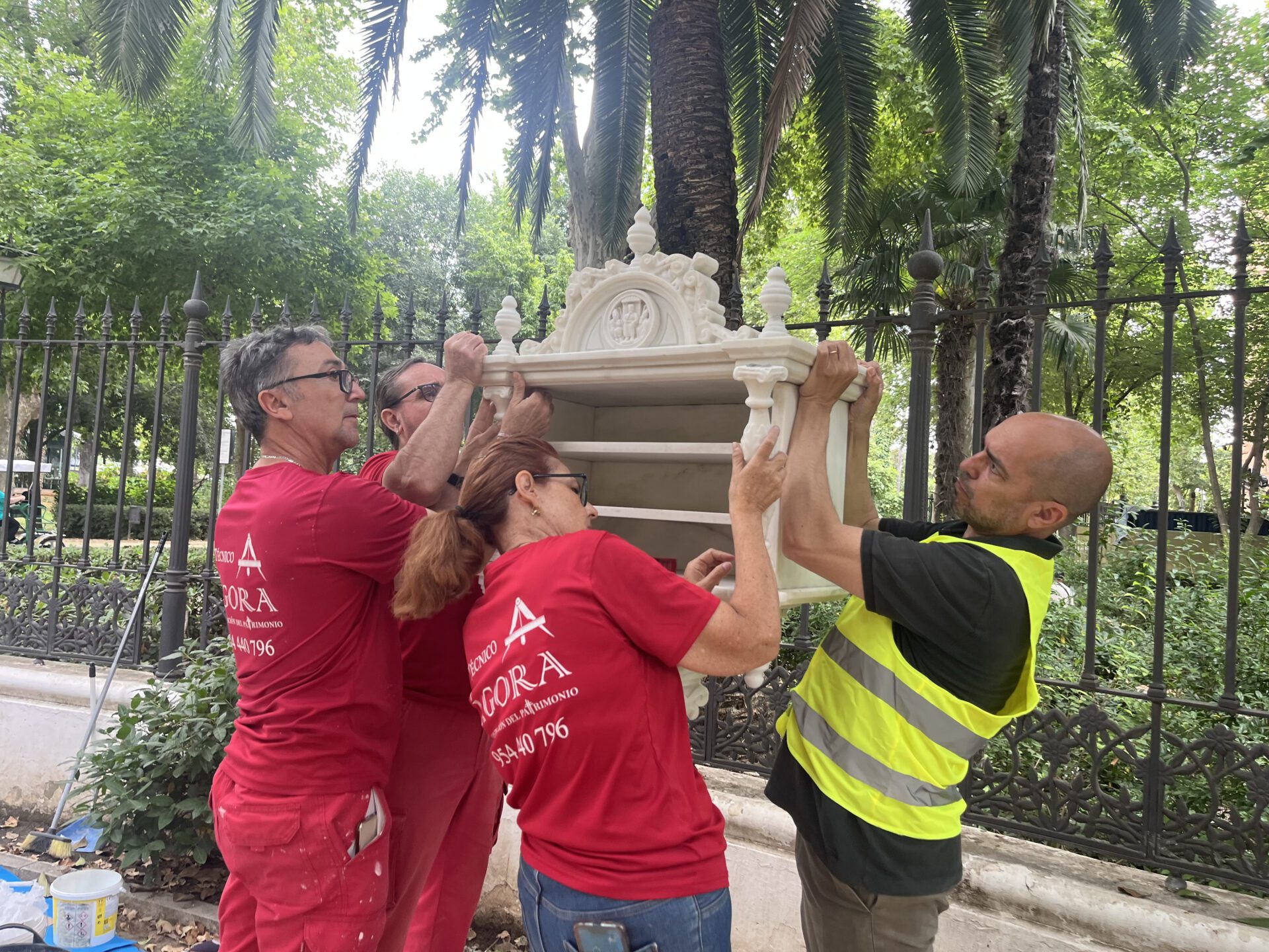 El Gobierno de Sanz restaura y repone el anaquel de la Glorieta de Bécquer dentro del plan pionero de conservación de esculturas de los parques históricos