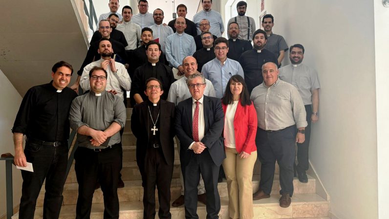 Formación en administración y gestión de obras para los sacerdotes ordenados en el último quinquenio