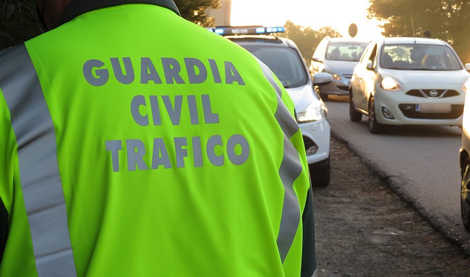 Una mujer fallecida y un hombre herido al colisionar una moto y un camión en Loja