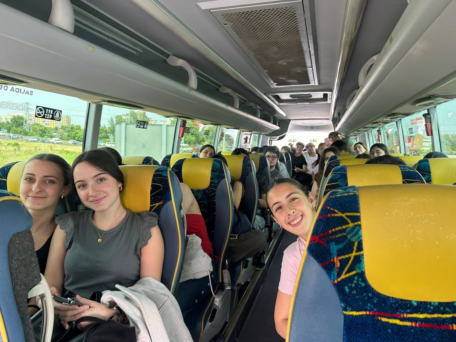 El Ayuntamiento colabora con el IES de Gelves con un autobús para facilitar los desplazamientos a las pruebas de selectividad 2025