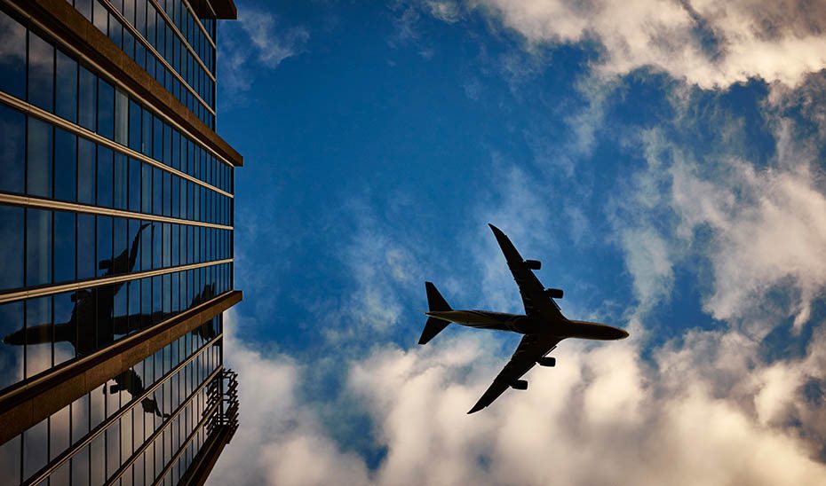 La Junta insta al Gobierno a desarrollar un plan para los combustibles sostenibles de aviación