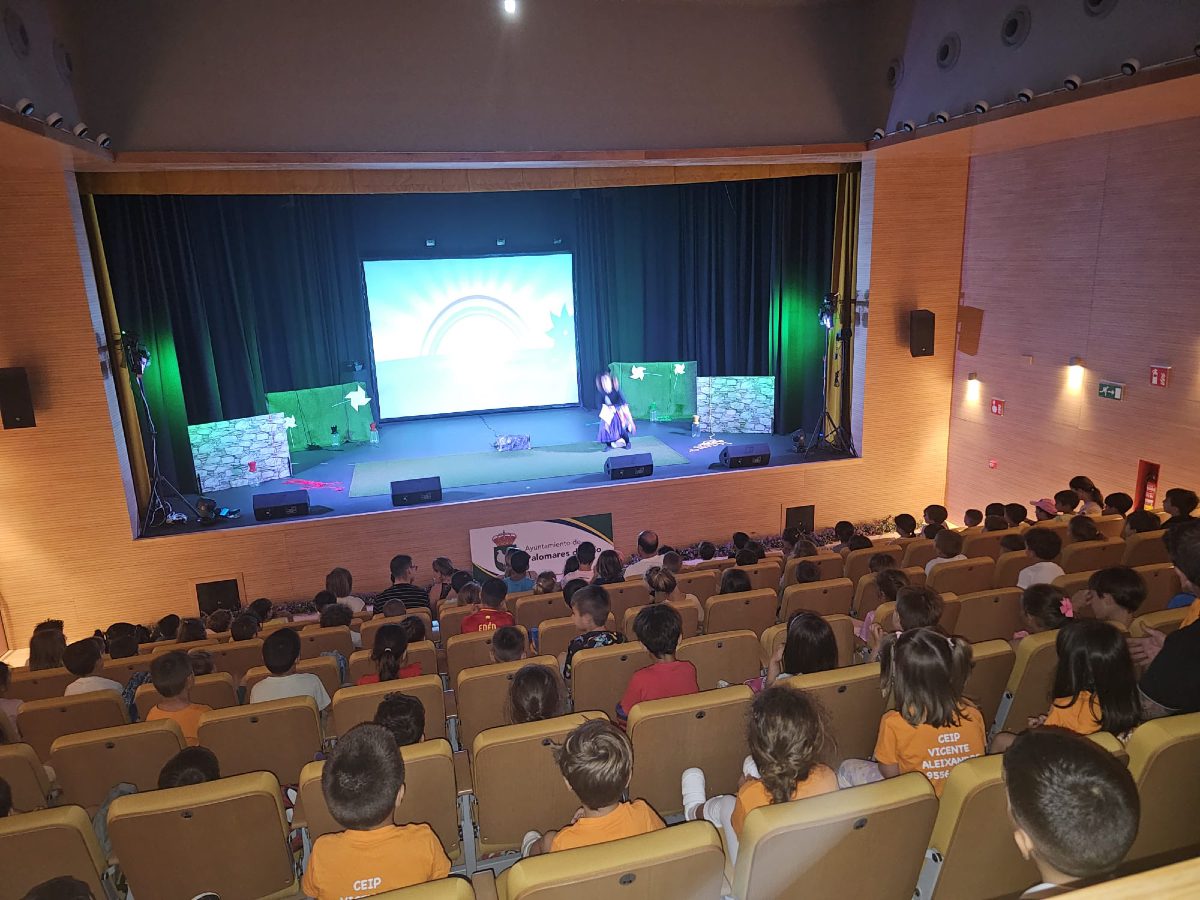 ¡Mañana de teatro y sonrisas en Palomares del Río!