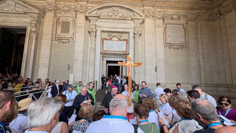 Cerca de 80 peregrinos sevillanos cruzaron esta mañana la Puerta Santa de la Basílica de San Pedro