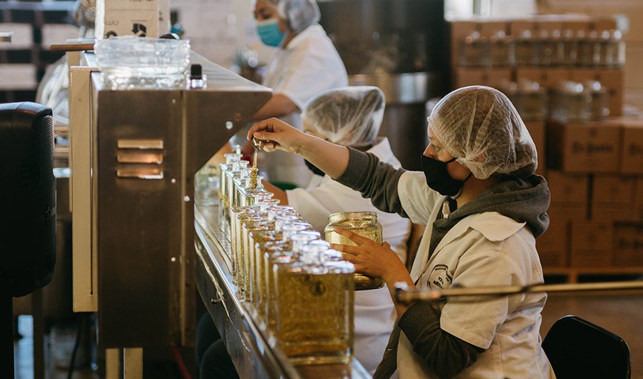 La producción industrial de Andalucía aumentó en abril diez veces más que en el conjunto de España
