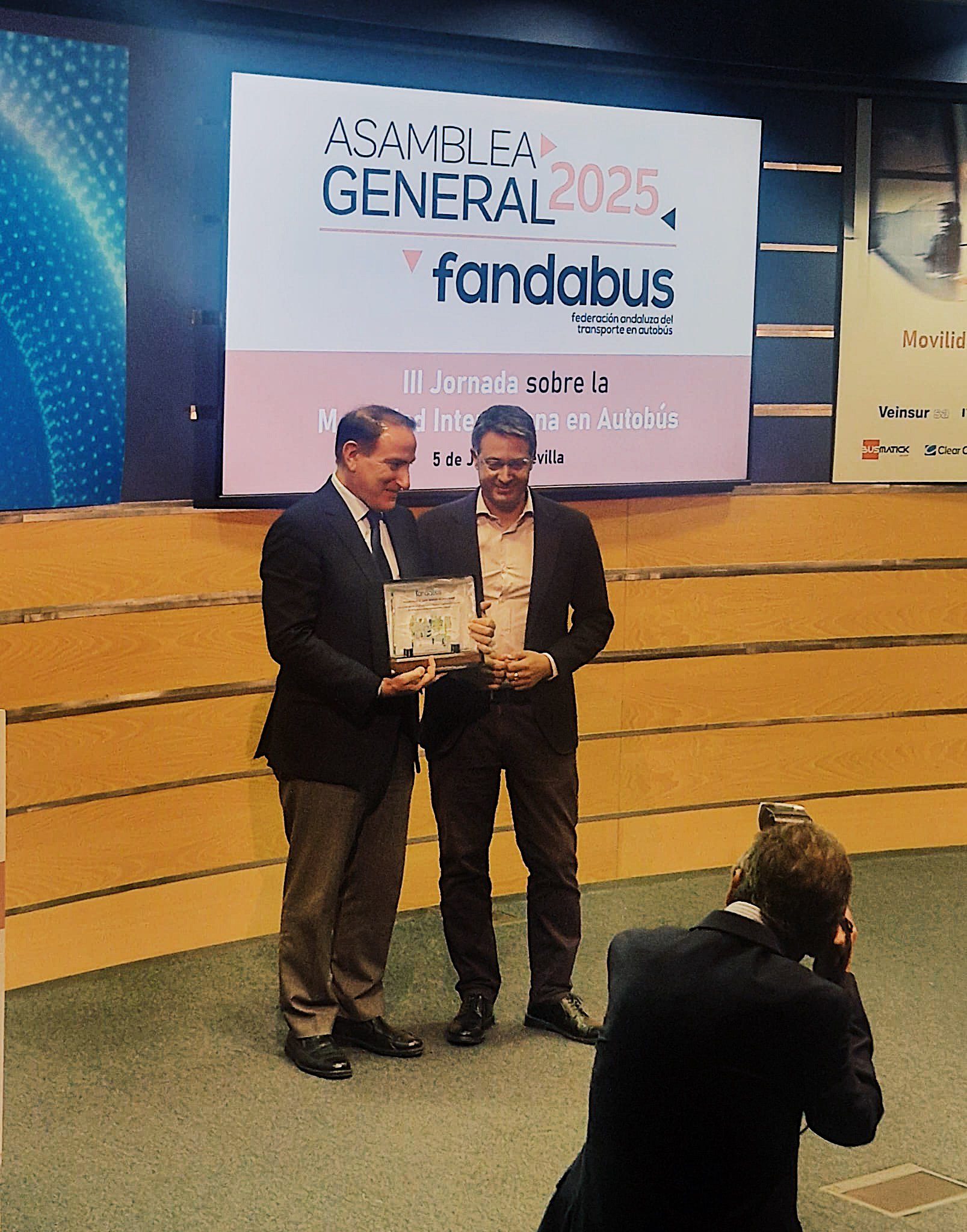 «Por su liderazgo en la defensa de la empresa en Andalucía», Javier González de Lara, presidente de CEA, recibe el premio de Fandabus – Confederación de Empresarios de Andalucía