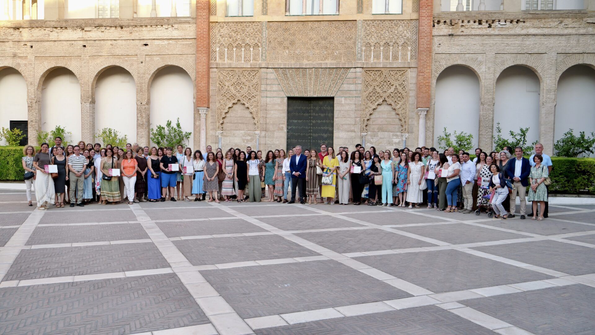 El alcalde clausura el programa ‘Escuelas de Familia’ del Ayuntamiento que ayuda a los padres y madres de los escolares sevillanos a reforzar su educación en la etapa de desarrollo