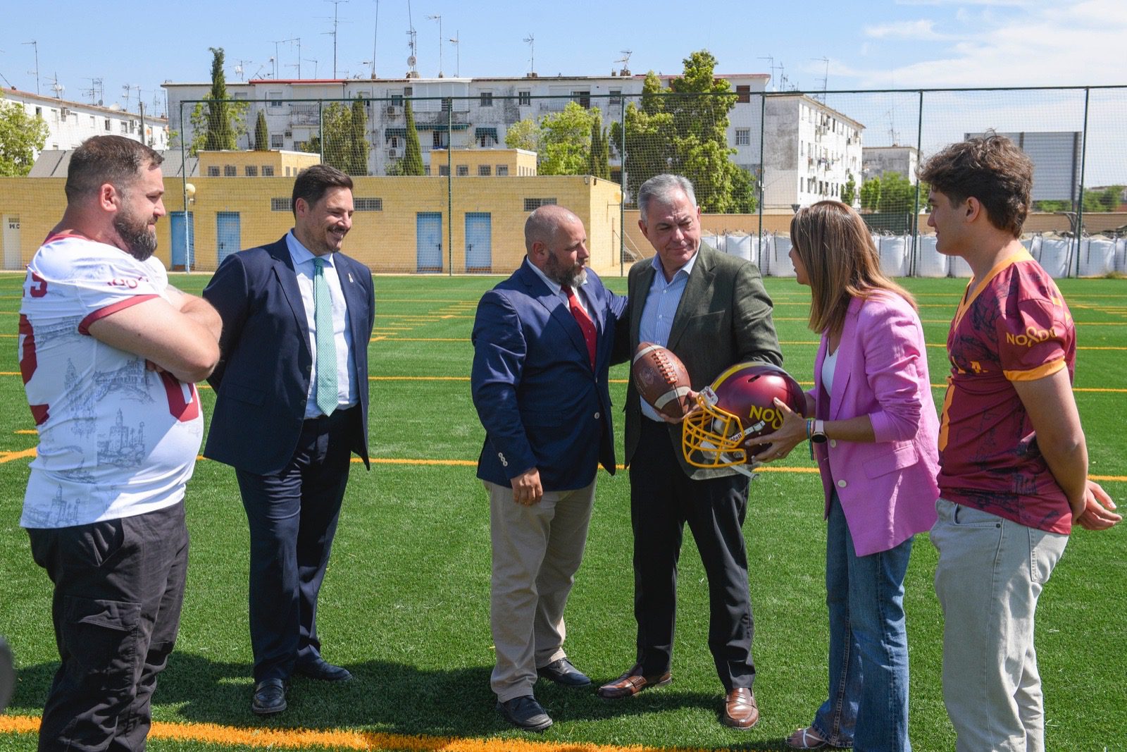 El Gobierno de Sanz instala en Torreblanca un césped de fútbol americano al nivel de los mejores de España