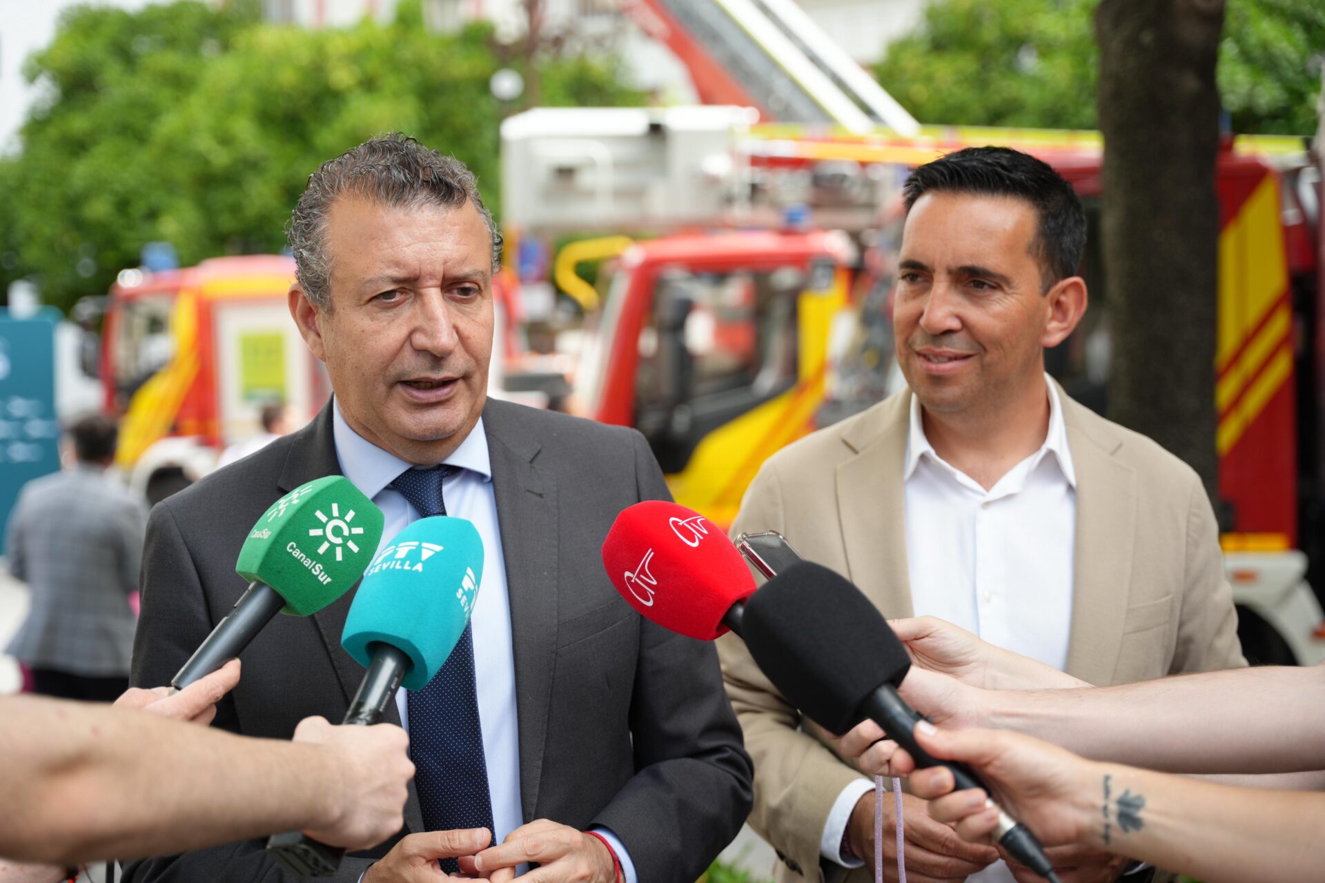 Javier Fernández anuncia “un plan a corto plazo, financiado por la Diputación, de mejoras que implementen dotación y efectivos a los bomberos de la provincia”