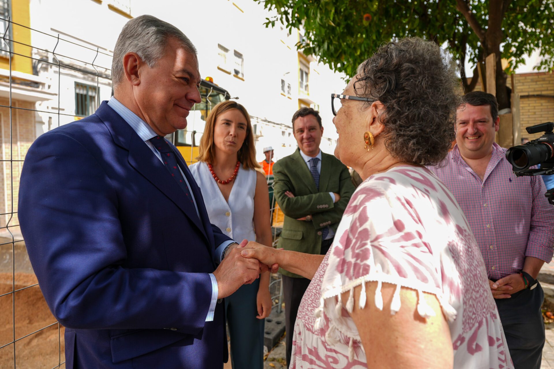 El alcalde supervisa, junto con los vecinos y comerciantes del Tiro de Línea, las nuevas obras de saneamiento de la calle Utrera