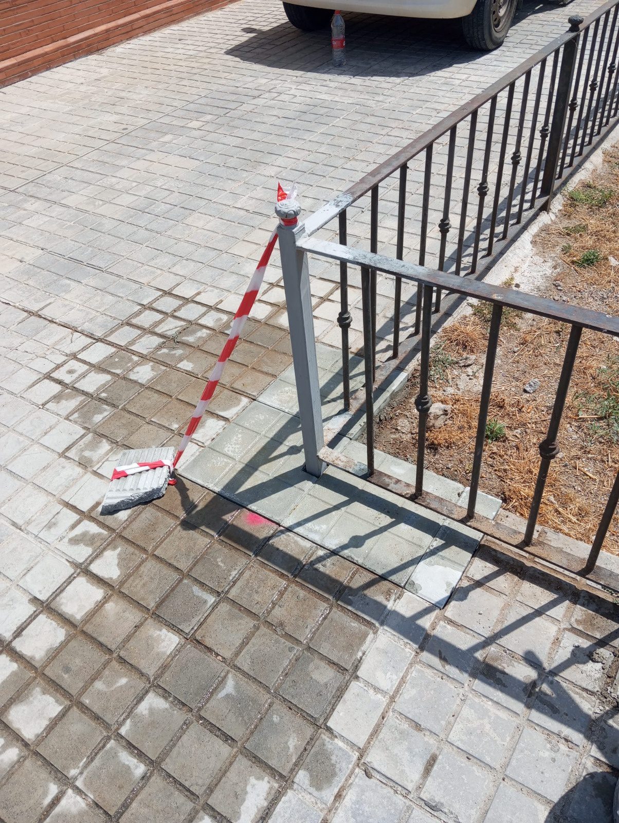 Continúan los trabajos de jardinería, albañilería y herrería en la Barriada Andalucía dentro del Plan Municipal de Barrios