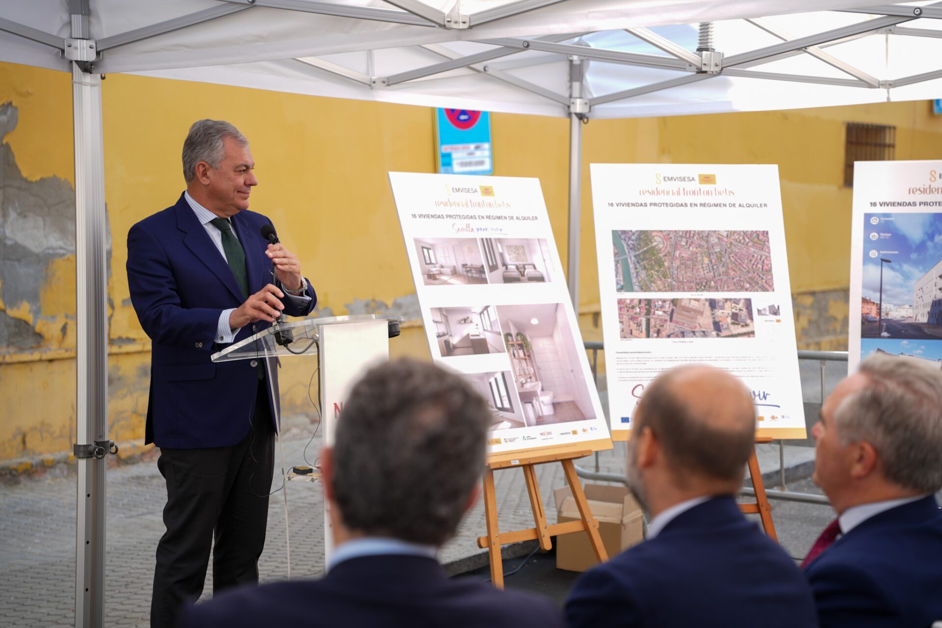 José Luis Sanz coloca la primera piedra del residencial ‘Frontón Betis’, la décimo tercera en su apuesta por la vivienda protegida en la Sevilla