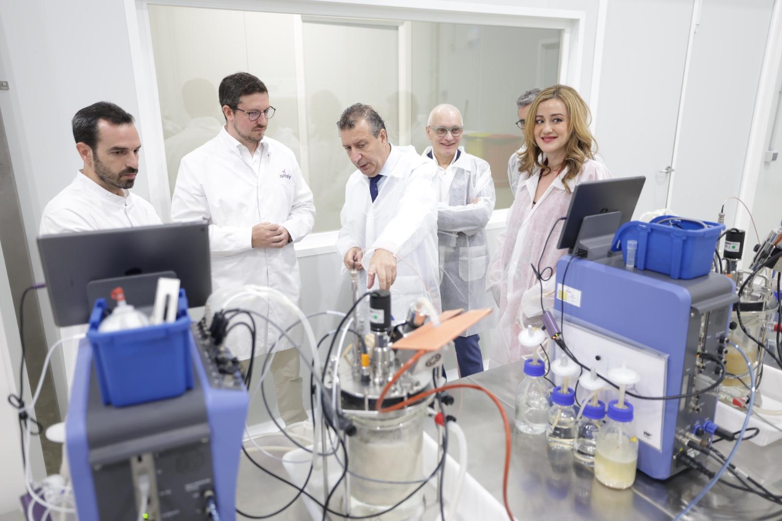 El presidente en su visita a la empresa de microbiología Cultiply: “Hay que fomentar el emprendimiento para que la gente con talento saque proyectos como este hacia adelante”