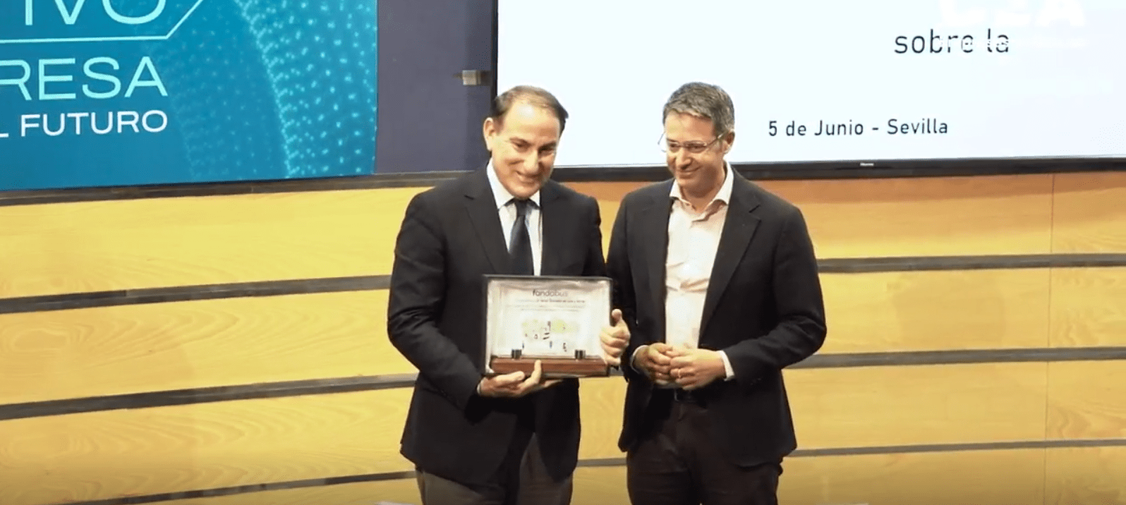 «Por su liderazgo en la defensa de la empresa en Andalucía» Javier González de Lara, presidente de CEA, recibe el premio Fandabus – Confederación de Empresarios de Andalucía