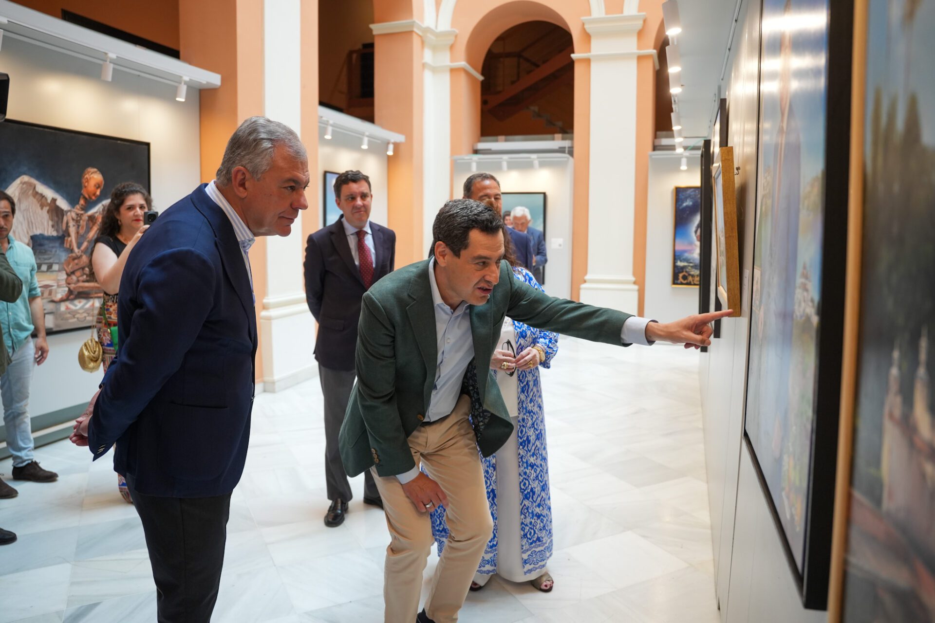 El alcalde felicita a Elena Montero por ‘Almayéutica’: “Una magnífica exposición de esta pintora de la sevillanía que convierte por unos días al Ayuntamiento en la casa de la pintura”