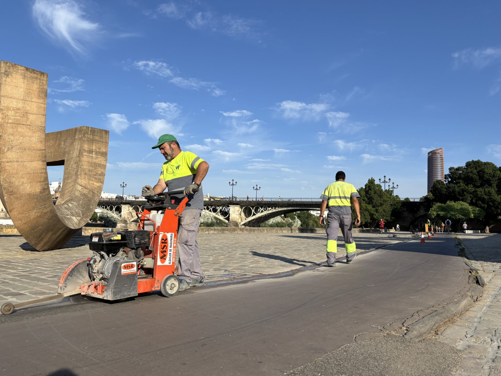 El Ayuntamiento reforma el carril bici del Muelle de la Sal, entre el puente de Triana y el de San Telmo