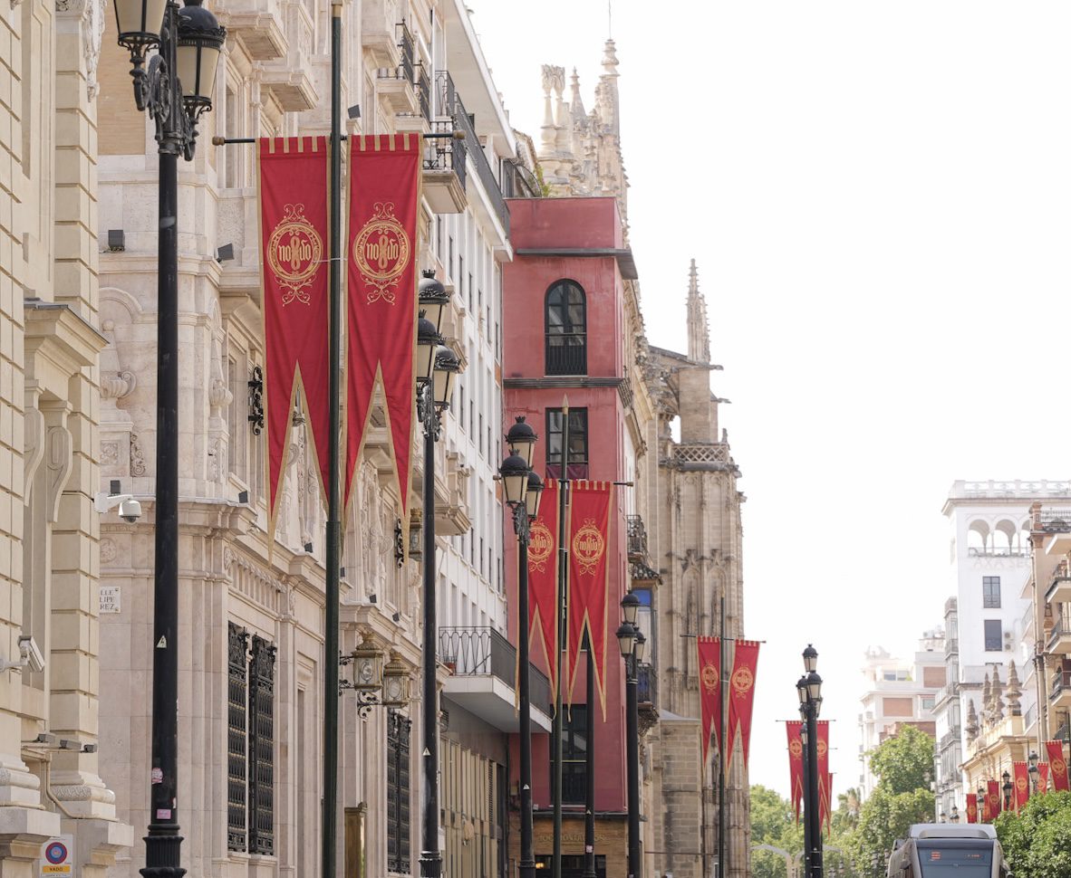 El Ayuntamiento encarga unos nuevos gallardetes en tejido rojo para ensalzar la procesión del Corpus Christi