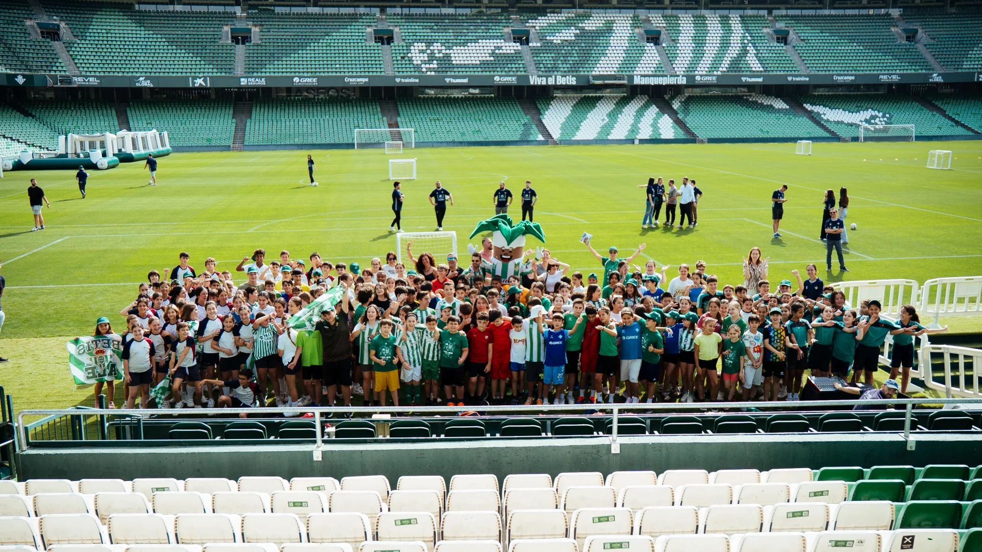 Diez colegios y más de 2.500 niños han recibido la visita del club verdiblanco en esta temporada bajo el programa ‘Del Cole al Betis’