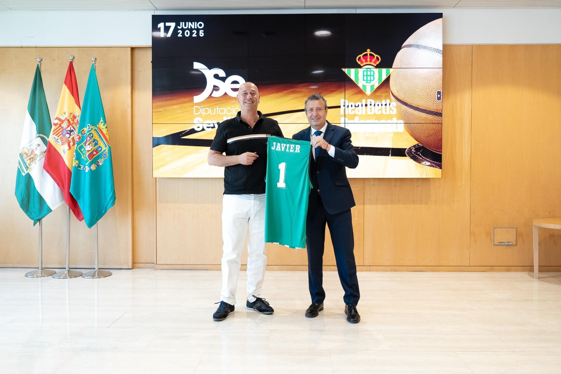 Javier Fernández recibe al presidente del Betis Baloncesto, Pedro Fernández, para felicitar el ascenso del equipo hispalense a la Liga ACB