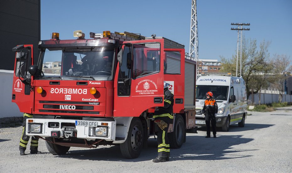 Cinco afectados por inhalación de humo tras el incendio en una nave en Churriana de la Vega
