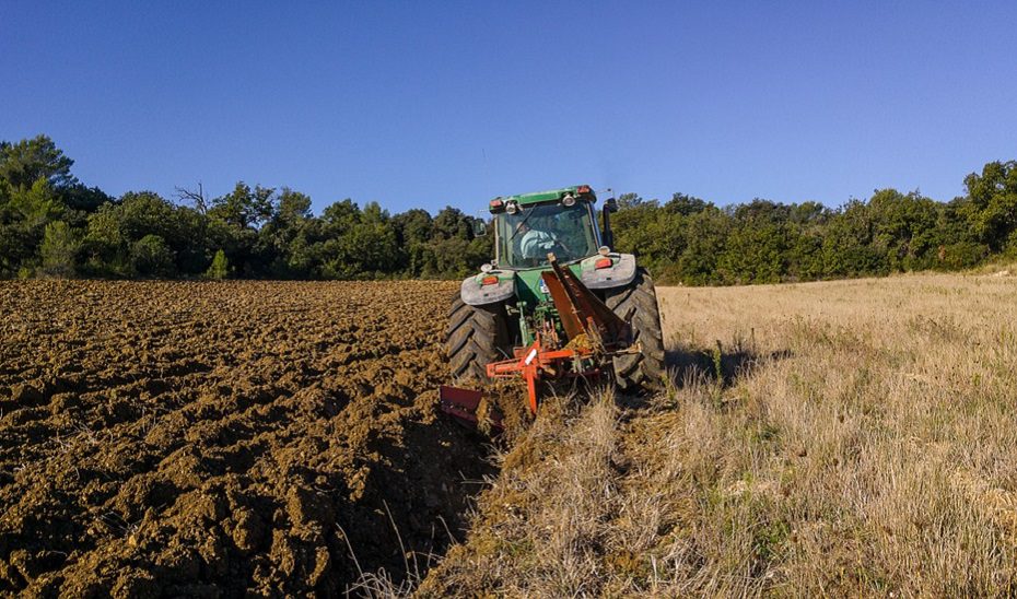Fallece un hombre  de 72 años al volcar un tractor en un camino de Ronda