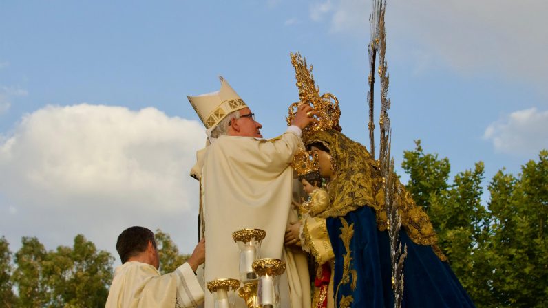 Nuestra Señora de la Estrella de Coria del Río Coronada