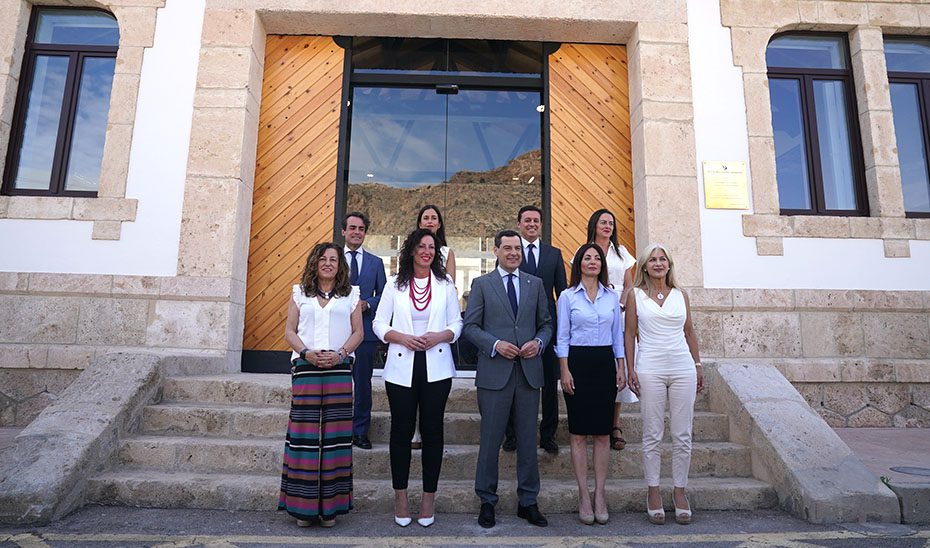 Moreno anuncia 15 millones de euros para avanzar en la integración del Puerto de Almería en la ciudad