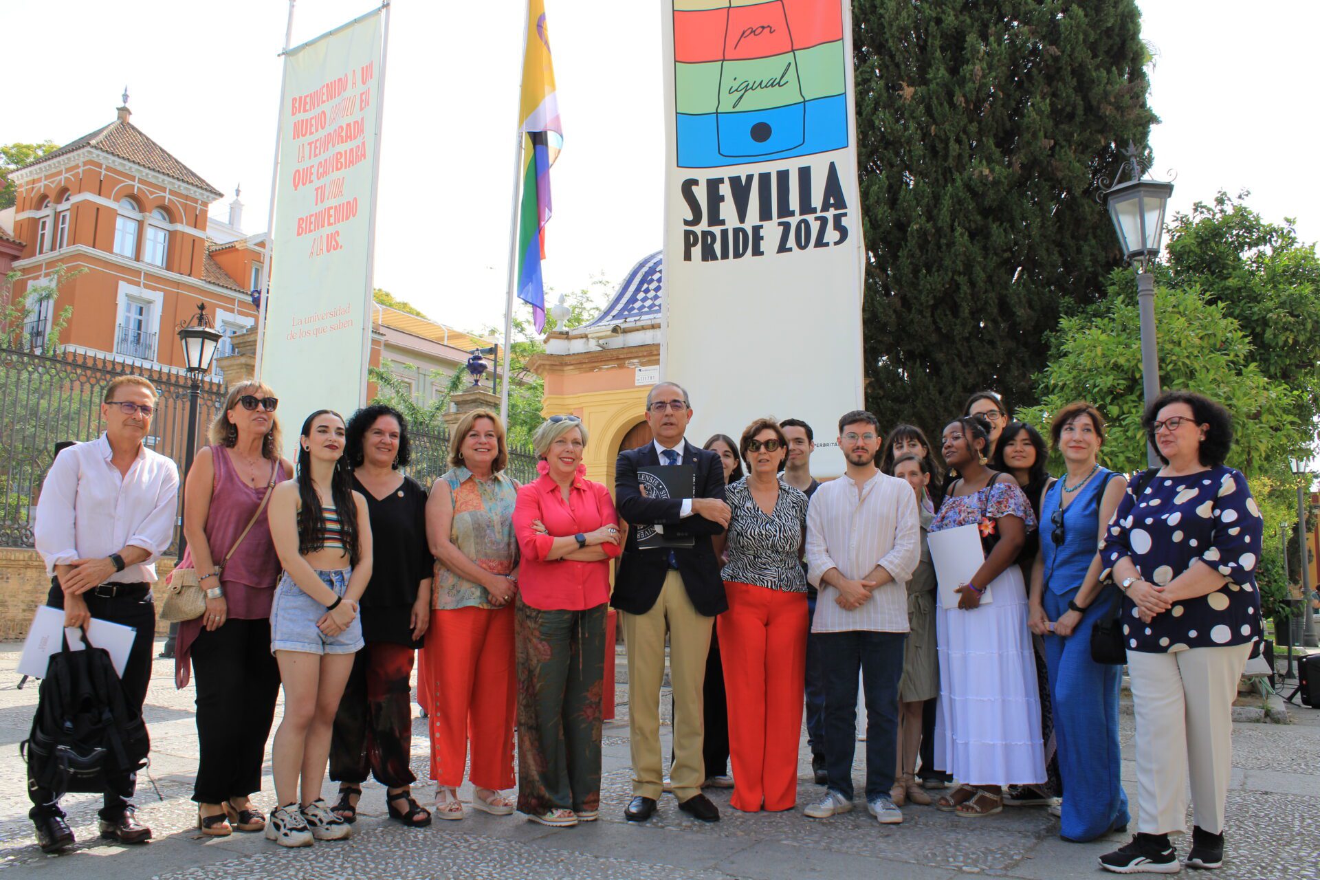 La Universidad de Sevilla iza la bandera arcoíris por el Día del Orgullo
