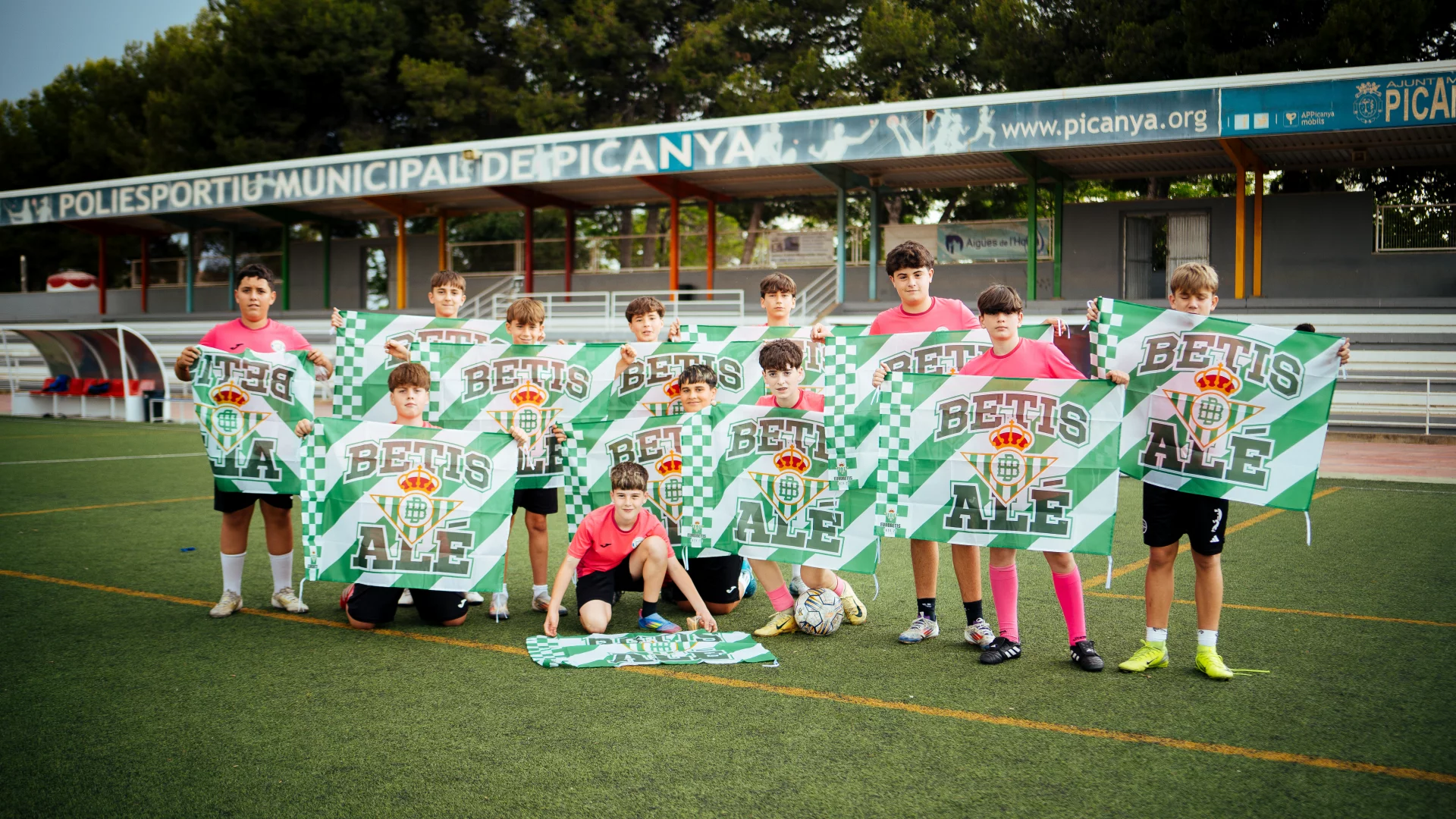 El Real Betis vuelve a visitar la zona afectada por la DANA de Valencia para mostrar su apoyo