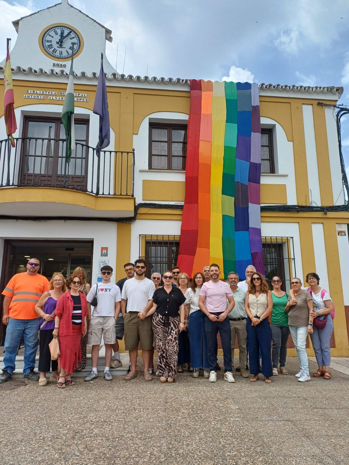 Gelves reafirma su compromiso con la diversidad con el despliegue de la bandera LGTBI+ en la Biblioteca Municipal