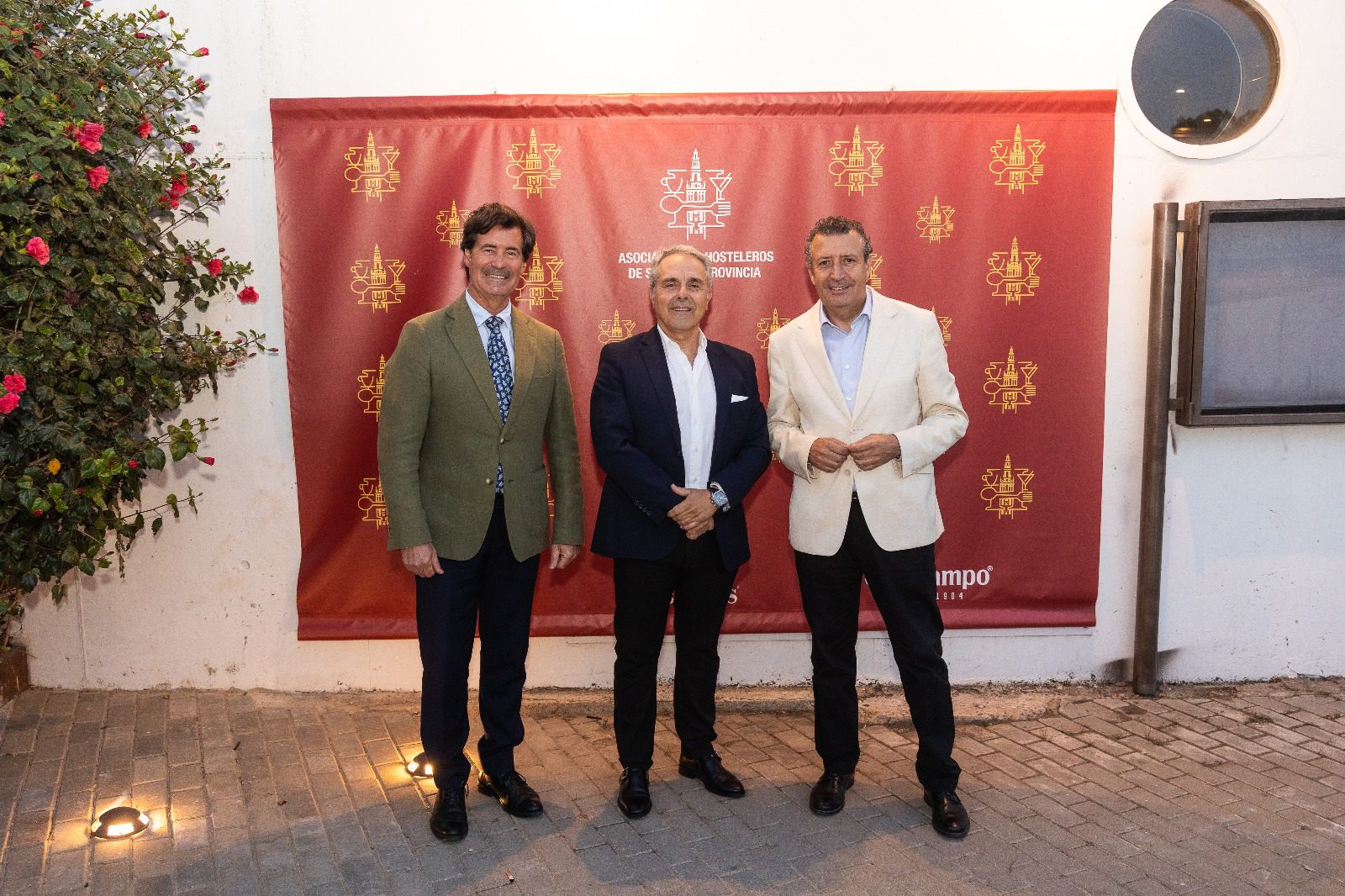 Javier Fernández invita al sector hostelero a contar con la Diputación “para proyectar” todo lo bueno que ofrecen Sevilla y sus municipios