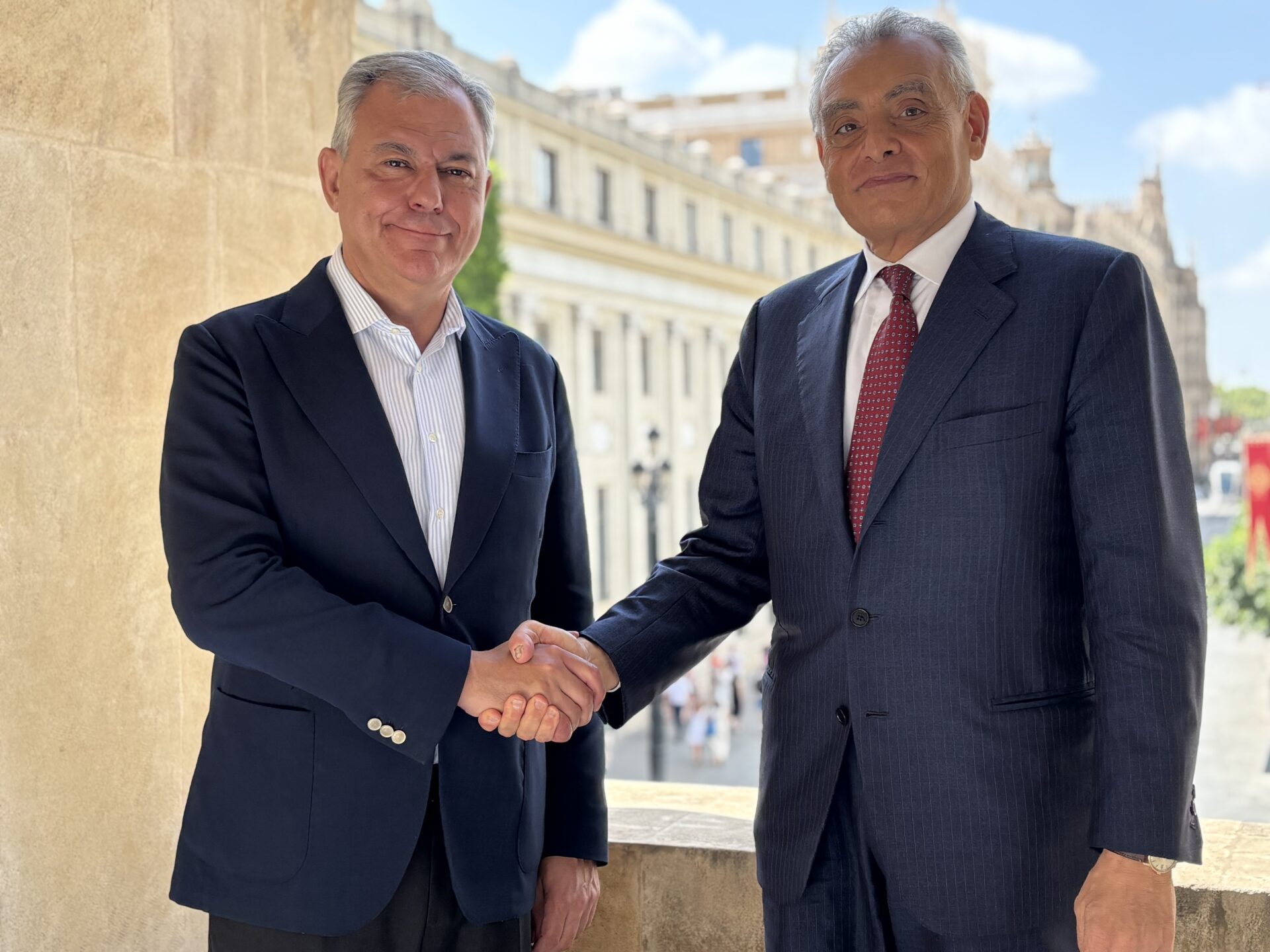 El alcalde Sanz, recibie al embajador de Italia en España, Giuseppe Buccino Grimal