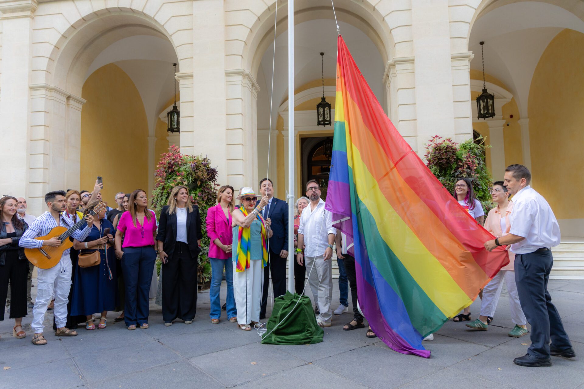 El Ayuntamiento arranca la semana del Orgullo con el izado de la bandera LGTBIQ+