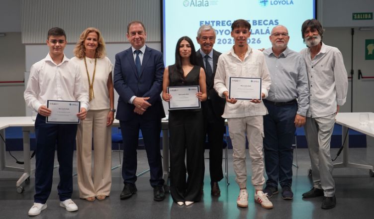 Tres jóvenes del Polígono Sur estudiarán el próximo curso en la Universidad Loyola gracias a las Becas Loyola-Alalá 