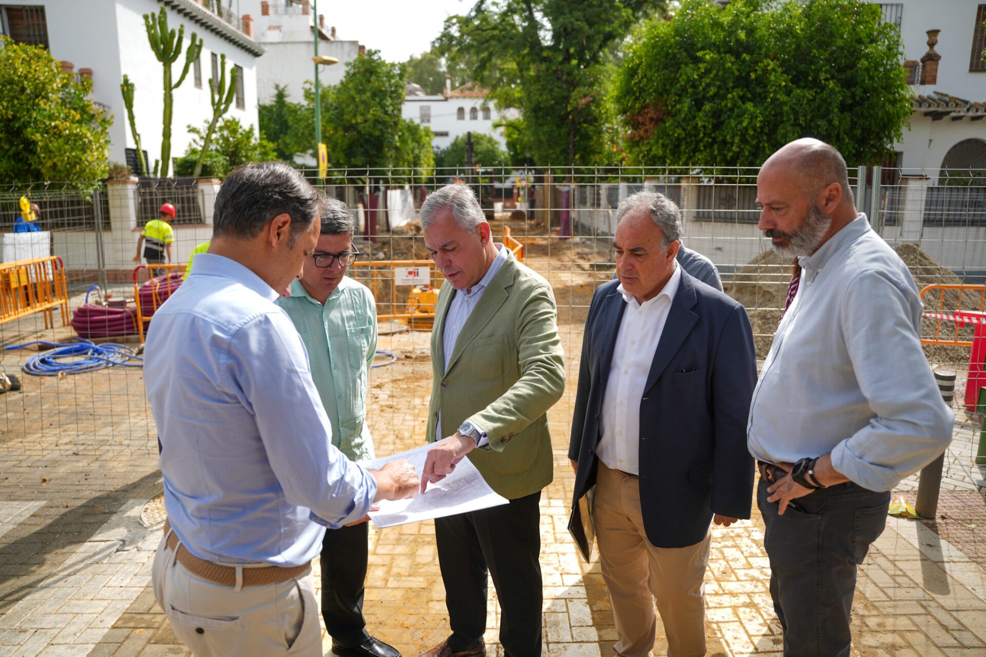 El alcalde supervisa las obras de renovación de la calle Júcar en Heliópolis que cuentan con una inversión de casi de 1,7 millones de euros
