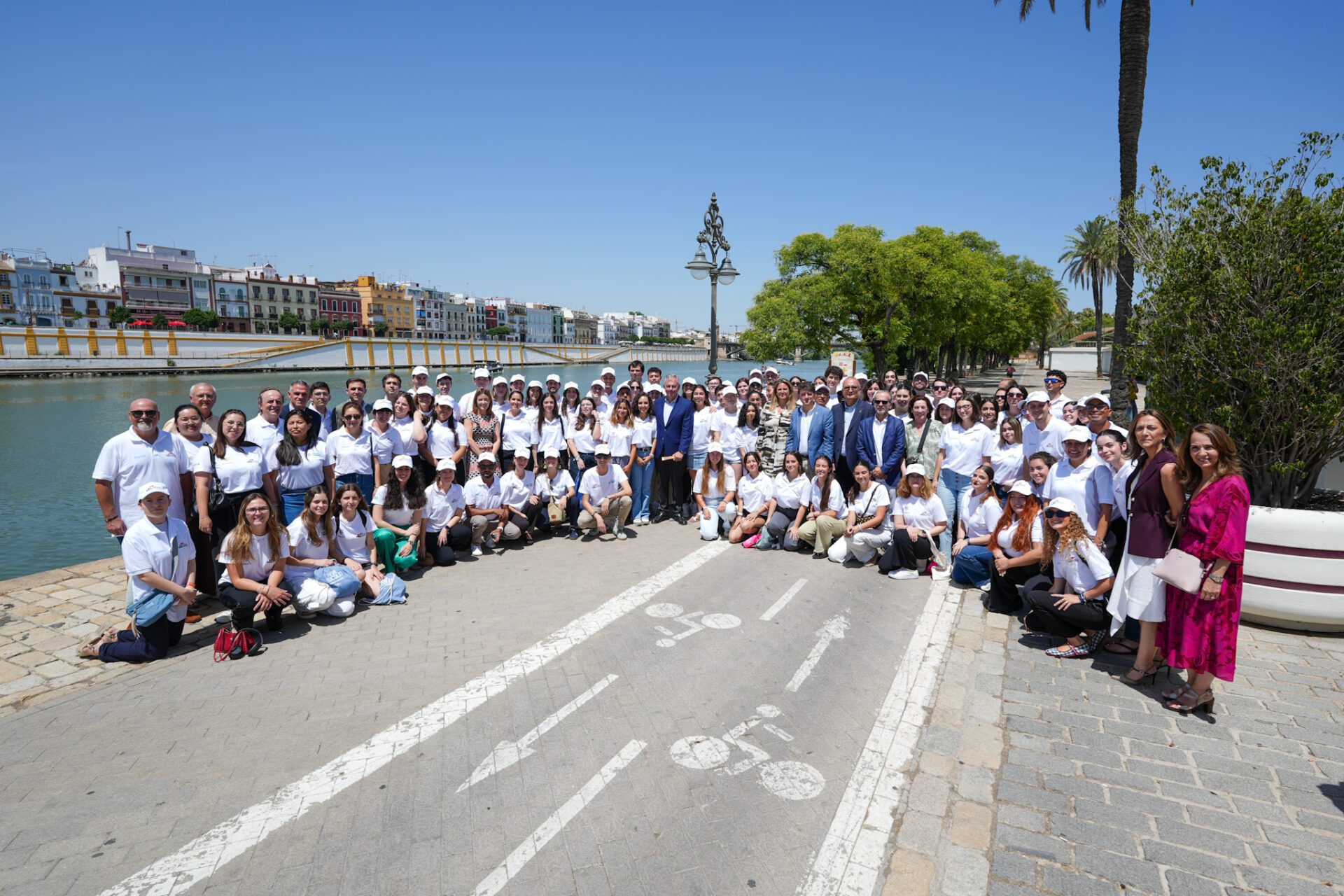 El alcalde de Sevilla da la bienvenida a los voluntarios de la IV Conferencia Internacional sobre la Financiación para el Desarrollo