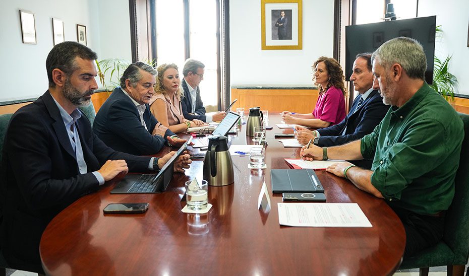 La Junta reúne la mesa de Diálogo Social para tratar los aranceles de Estados Unidos a Europa