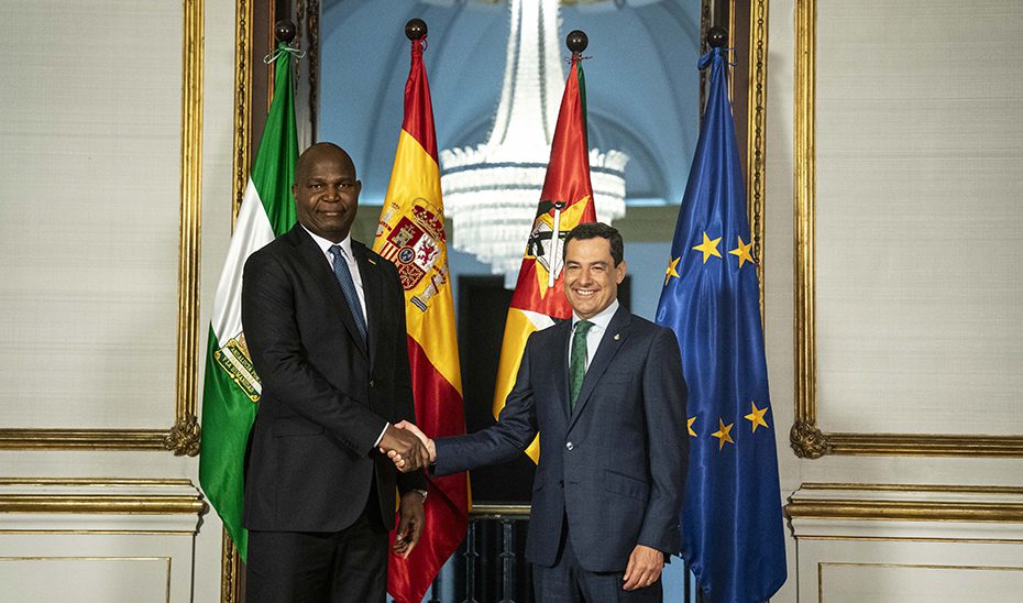 El presidente de la Junta, Juanma Moreno, mantiene un encuentro en San Telmo con el presidente de Mozambique, Daniel Chapo