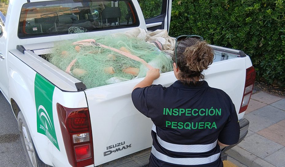 La Inspección autonómica incauta artes de pesca ilegales en Málaga, en colaboración con el Seprona