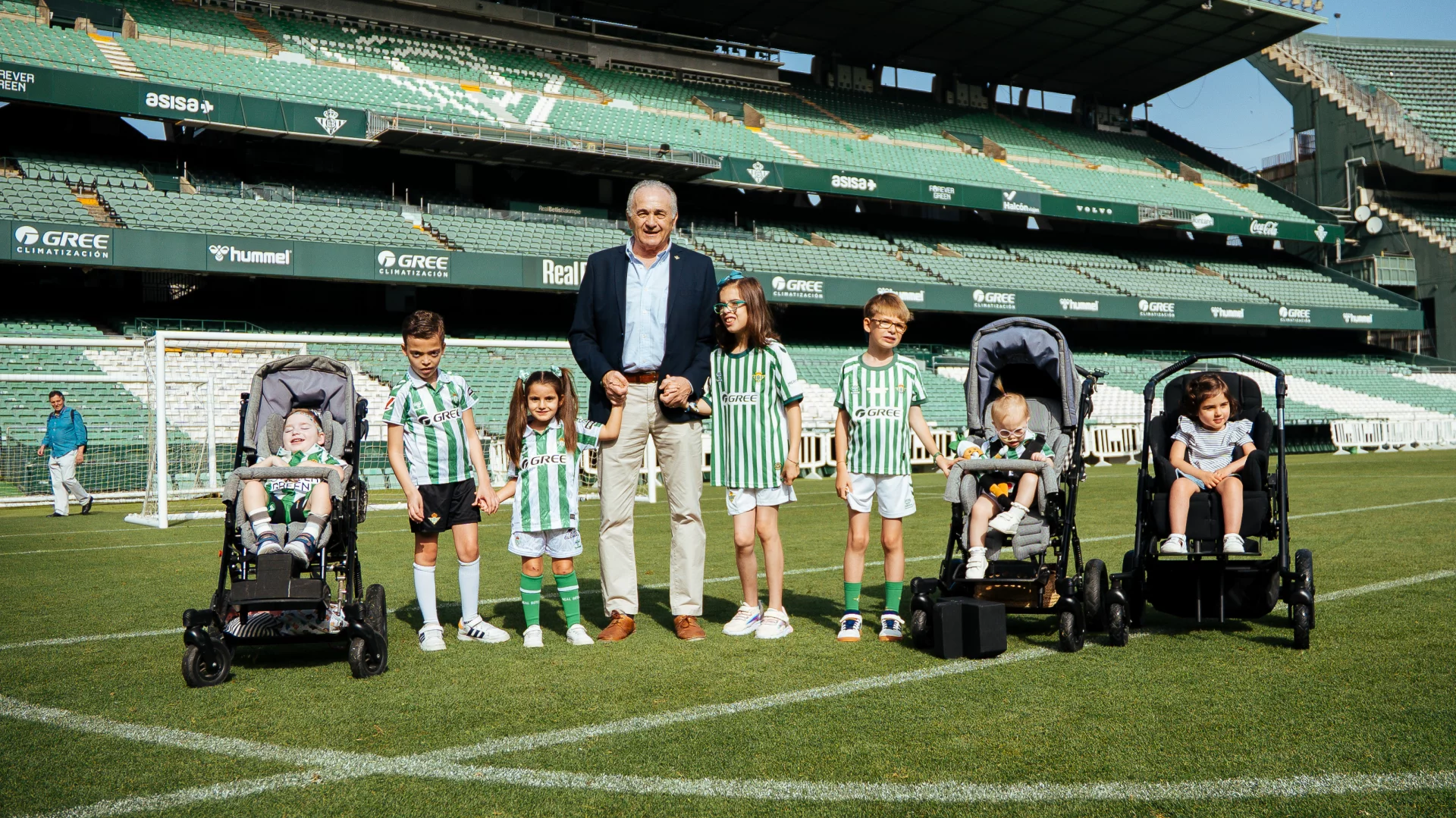 Todos los pequeños con enfermedades raras que nos han visitado durante esta temporada realizan un encuentro en el Estadio Benito Villamarín