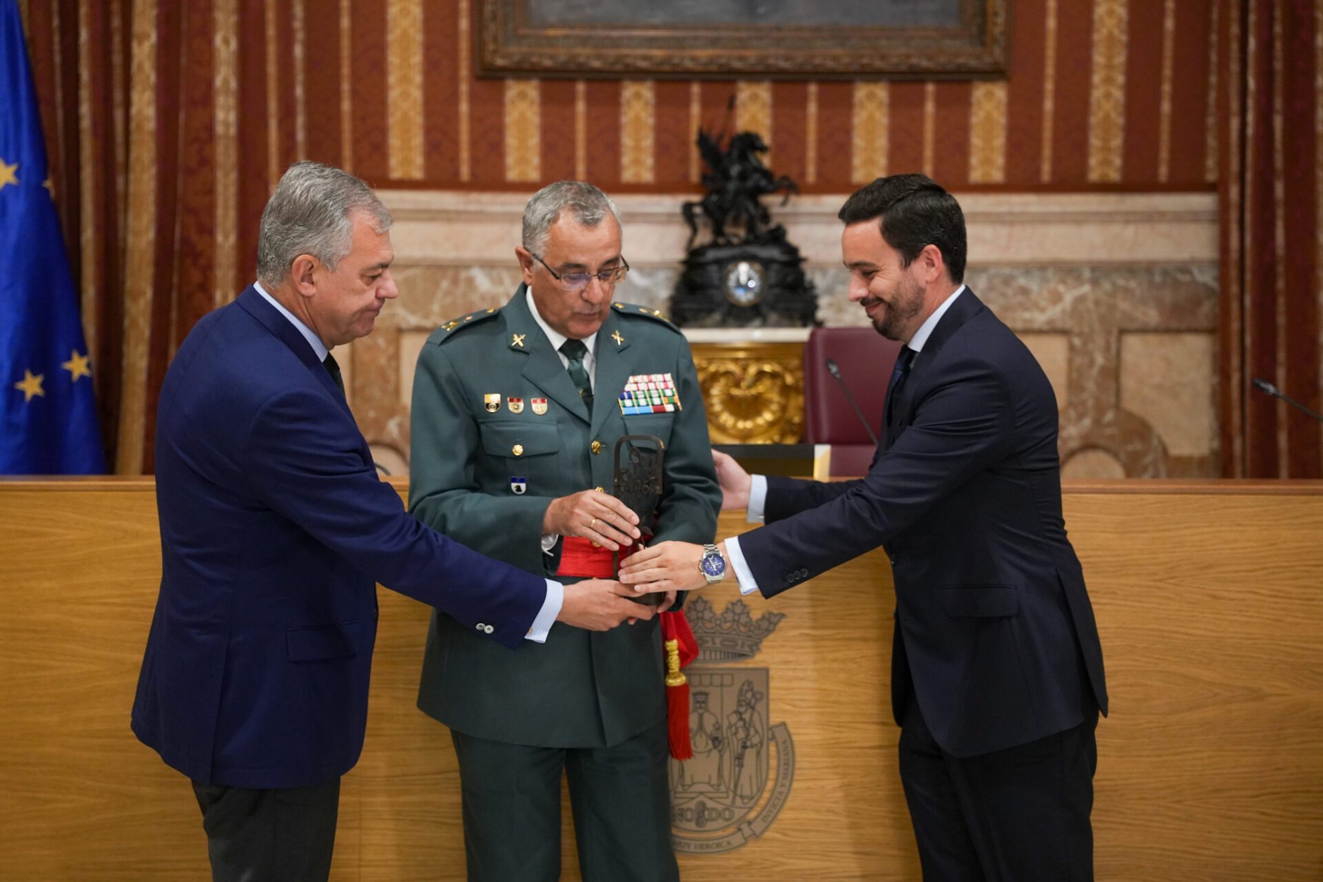 El alcalde entrega el XI Premio contra el terrorismo Alberto Jiménez Becerril 2025 a la Guardia Civil