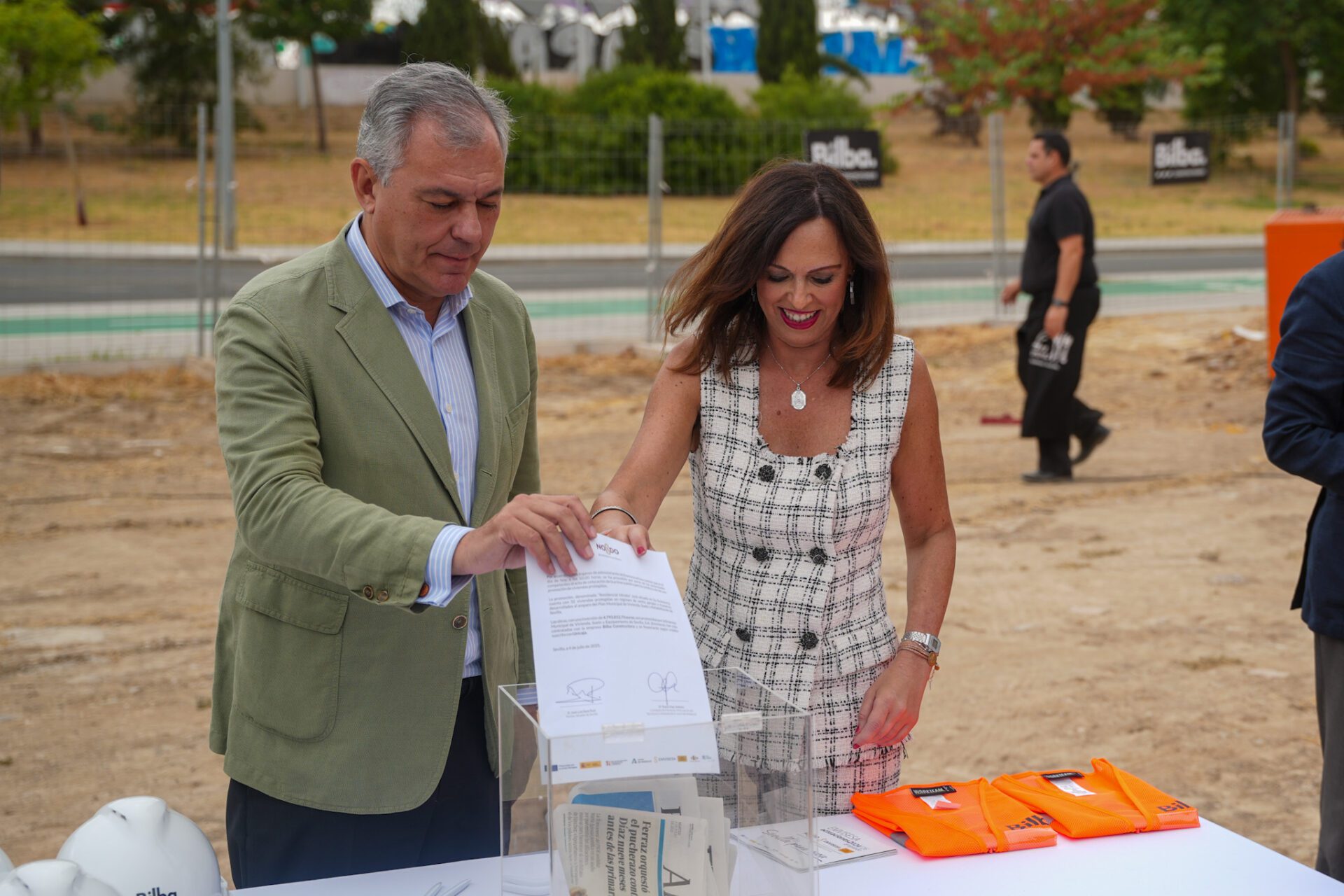José Luis Sanz coloca la primera piedra del residencial ‘Miralta’, en Su Eminencia, en su apuesta por la construcción de vivienda