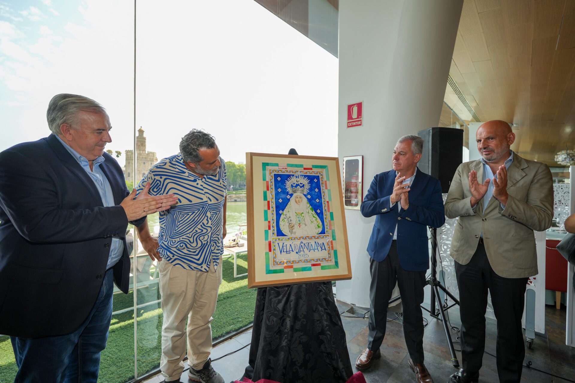 Sanz y León descubren el cartel de la Velá 2025 que representa a la imagen de Santa Ana