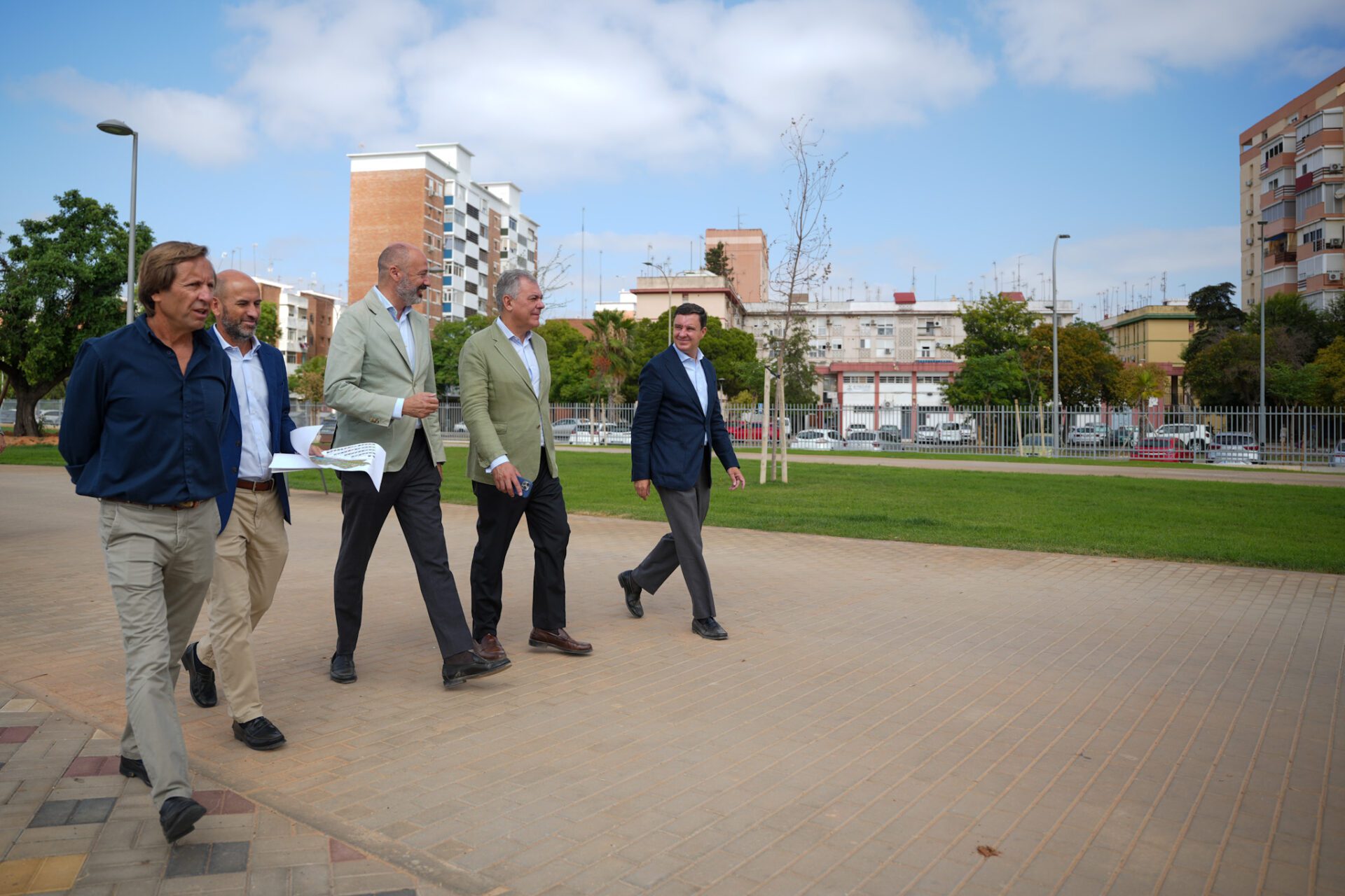 El alcalde Sanz visita el parque Cruz del Campo, el nuevo pulmón verde de San Pablo y Nervión de 7 hectáreas