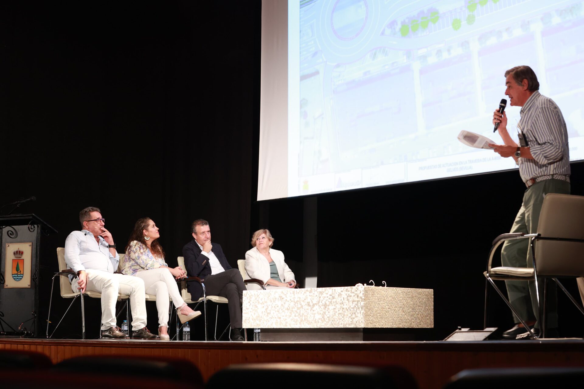La alcaldesa de Gelves presenta la “Propuesta de Actuación en la Travesía de la A-8058 en Gelves que incluye el soterramiento de una tramo de esta vía que parte en dos al municipio