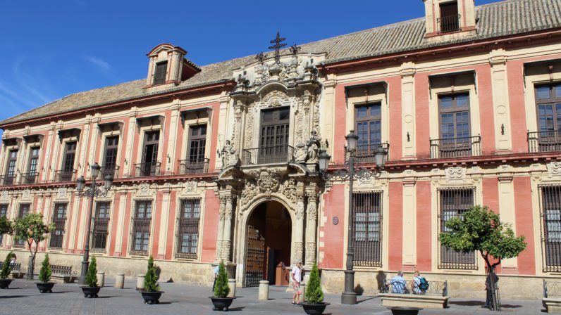 La Delegación de Hermandades alerta sobre intento de estafa tras suplantación de identidad del obispo auxiliar de Sevilla