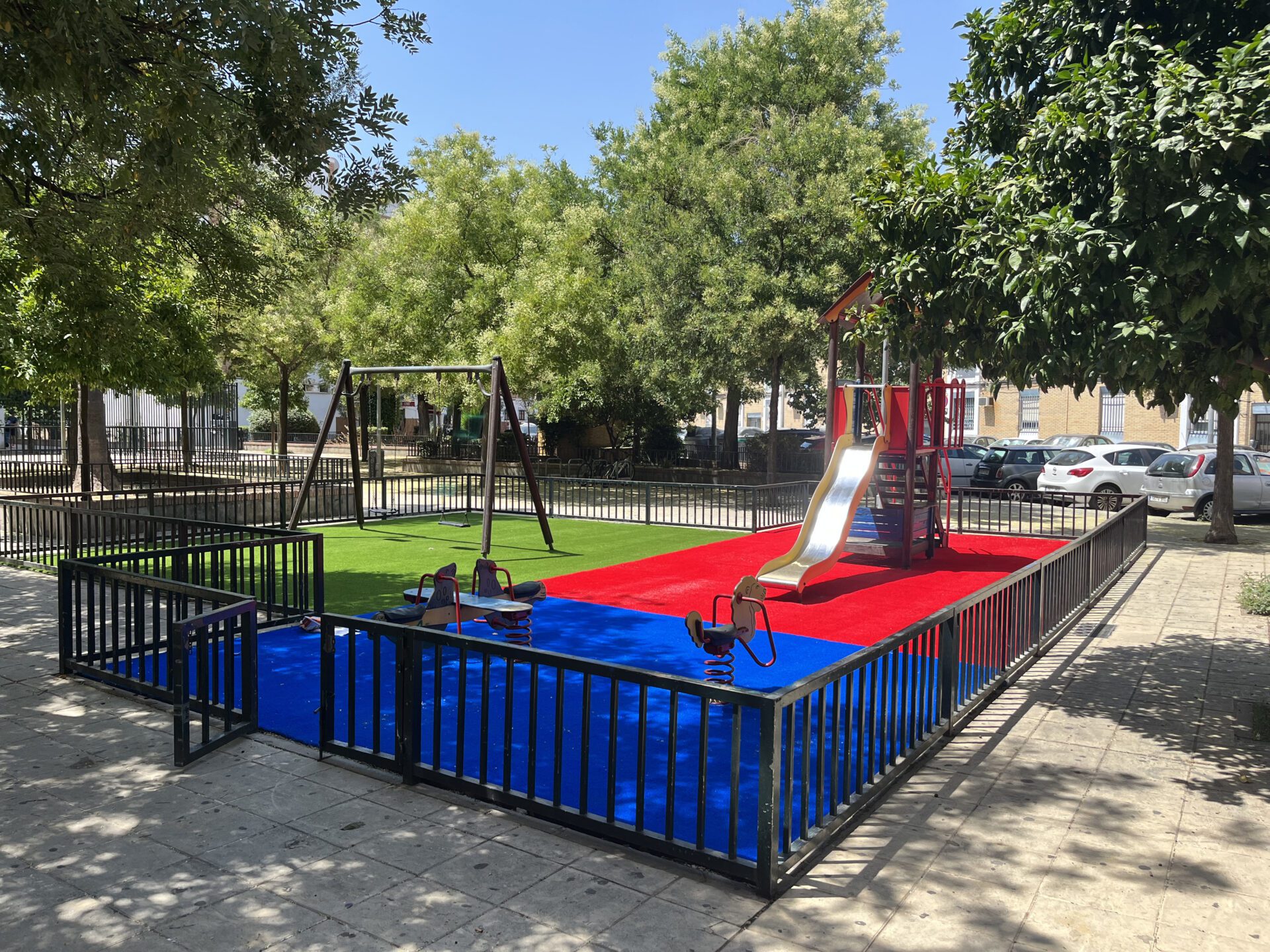 El Ayuntamiento renueva los suelos de seguridad de los parques infantiles de Pumarejo, Alfalfa, Manuel Vallejo y calle Maestras y eleva a 112 los espacios renovados en solo dos años