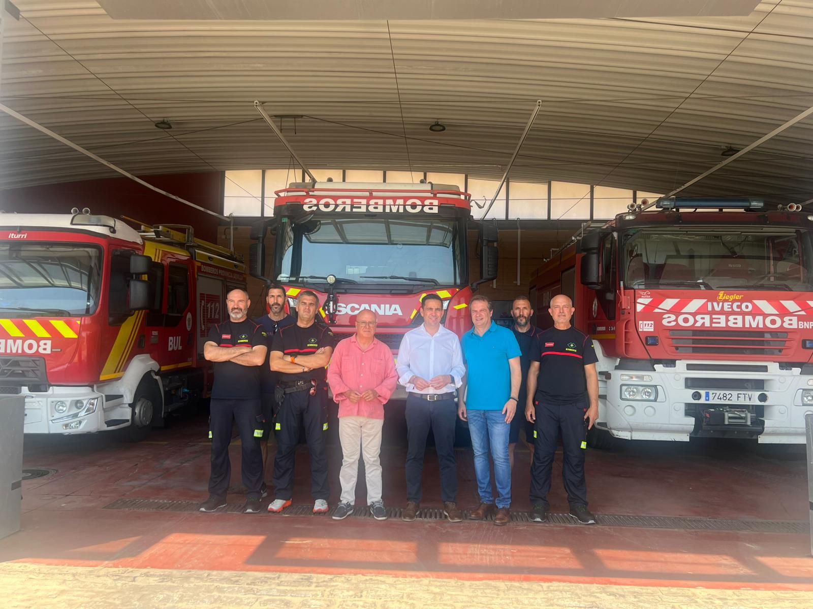 Gonzalo Domínguez chequea las instalaciones del parque de bomberos de Mairena del Aljarafe con el alcalde y el personal operativo
