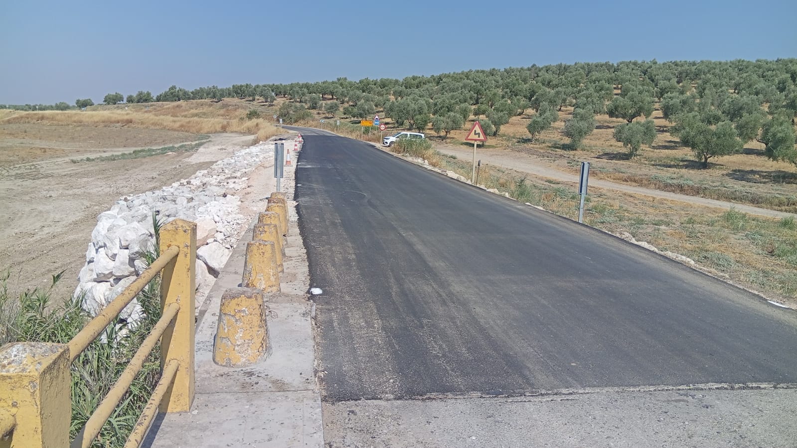 Las obras de emergencia en las carreteras provinciales de la Diputación avanzan en verano para estar terminadas antes de las primeras lluvias de otoño